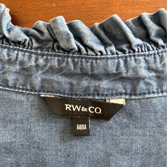 RW & Co Jean top with ruffled front sz medium - Picture 5 of 6